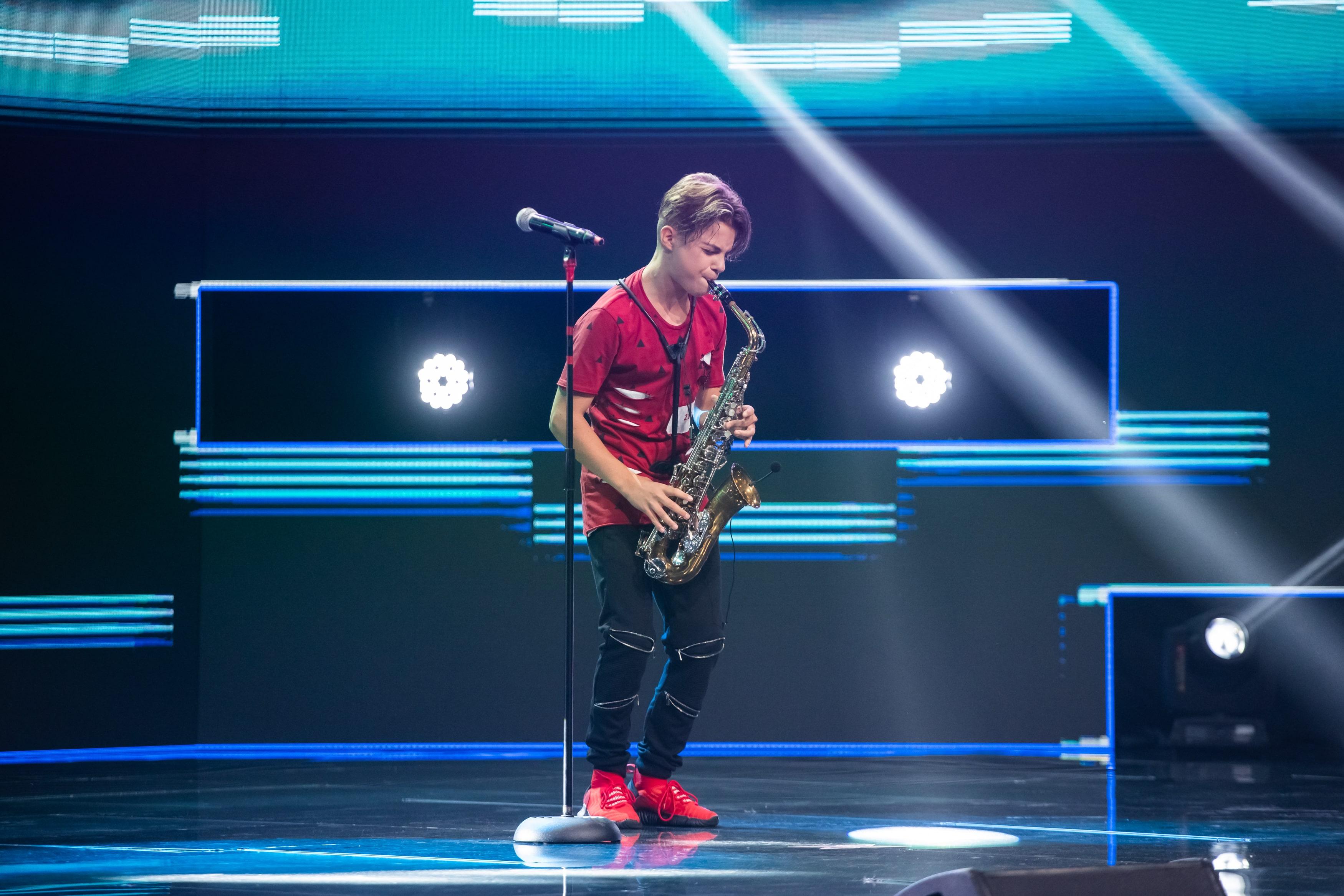 Denis Costea, de la X Factor, l-a cucerit pe Stefan Banica cu vocea si prestatia la saxofon