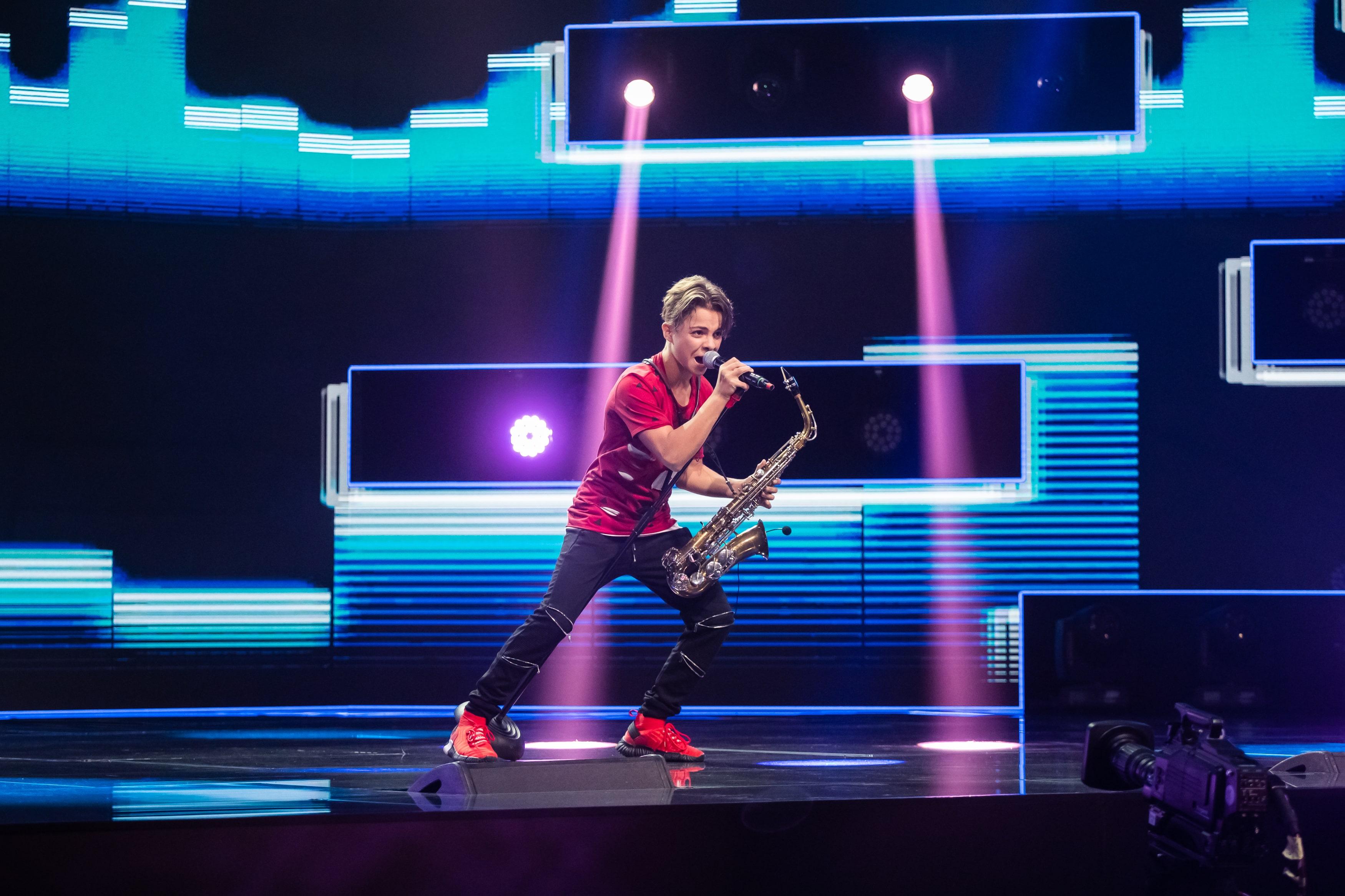 Denis Costea, pe scena X Factor Romania, unde a cantat la voce si saxofon