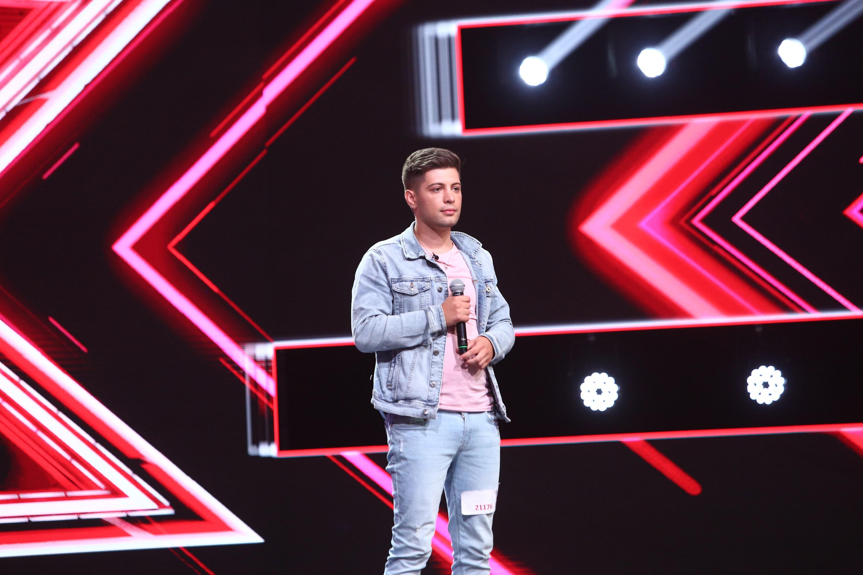 Liviu Panait, pe scena xfactor, unde a cantat piesa stay