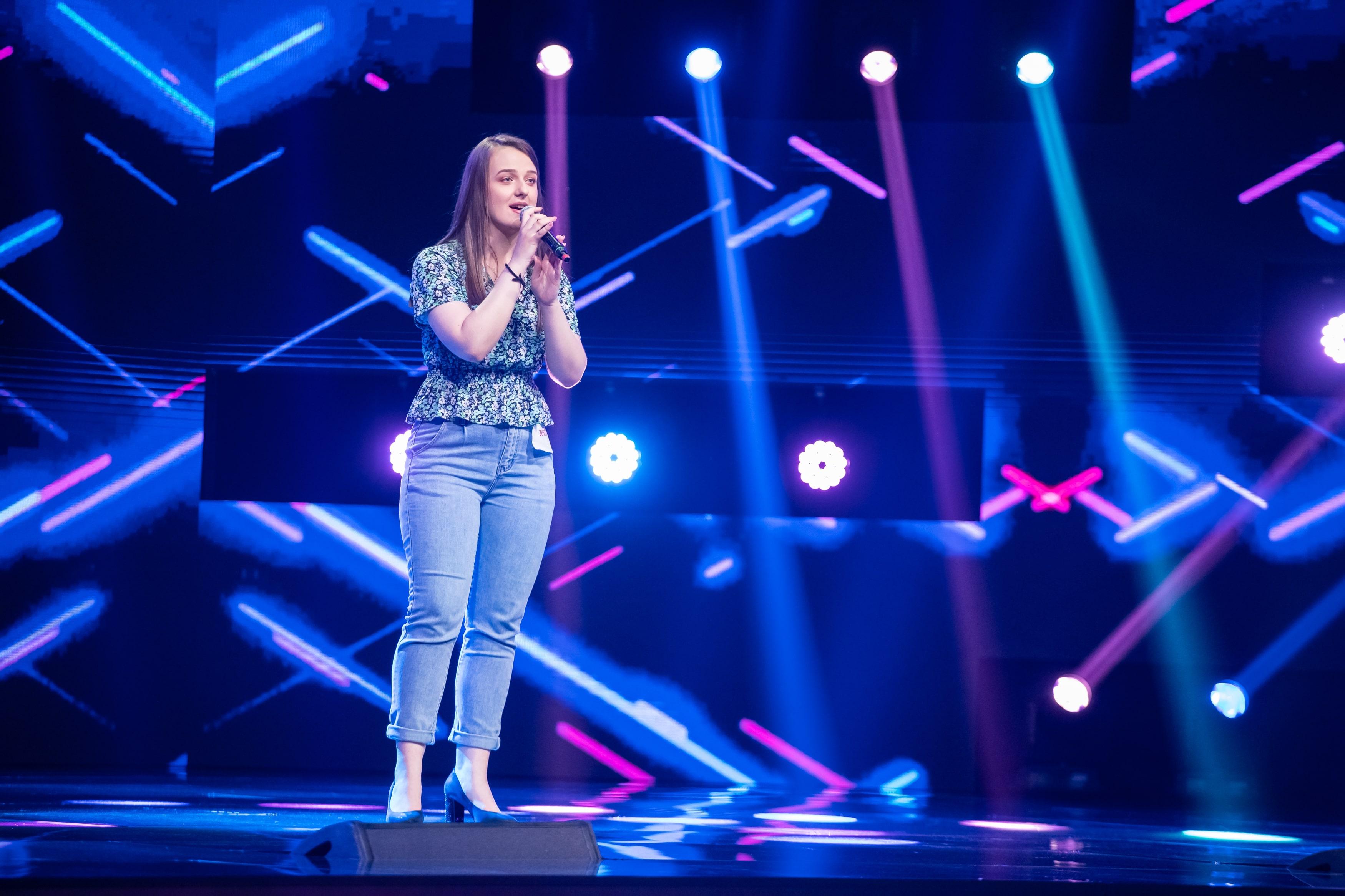 Andreea Fabri, fotografiata pe scena X Factor, unde a cantat o piesa country