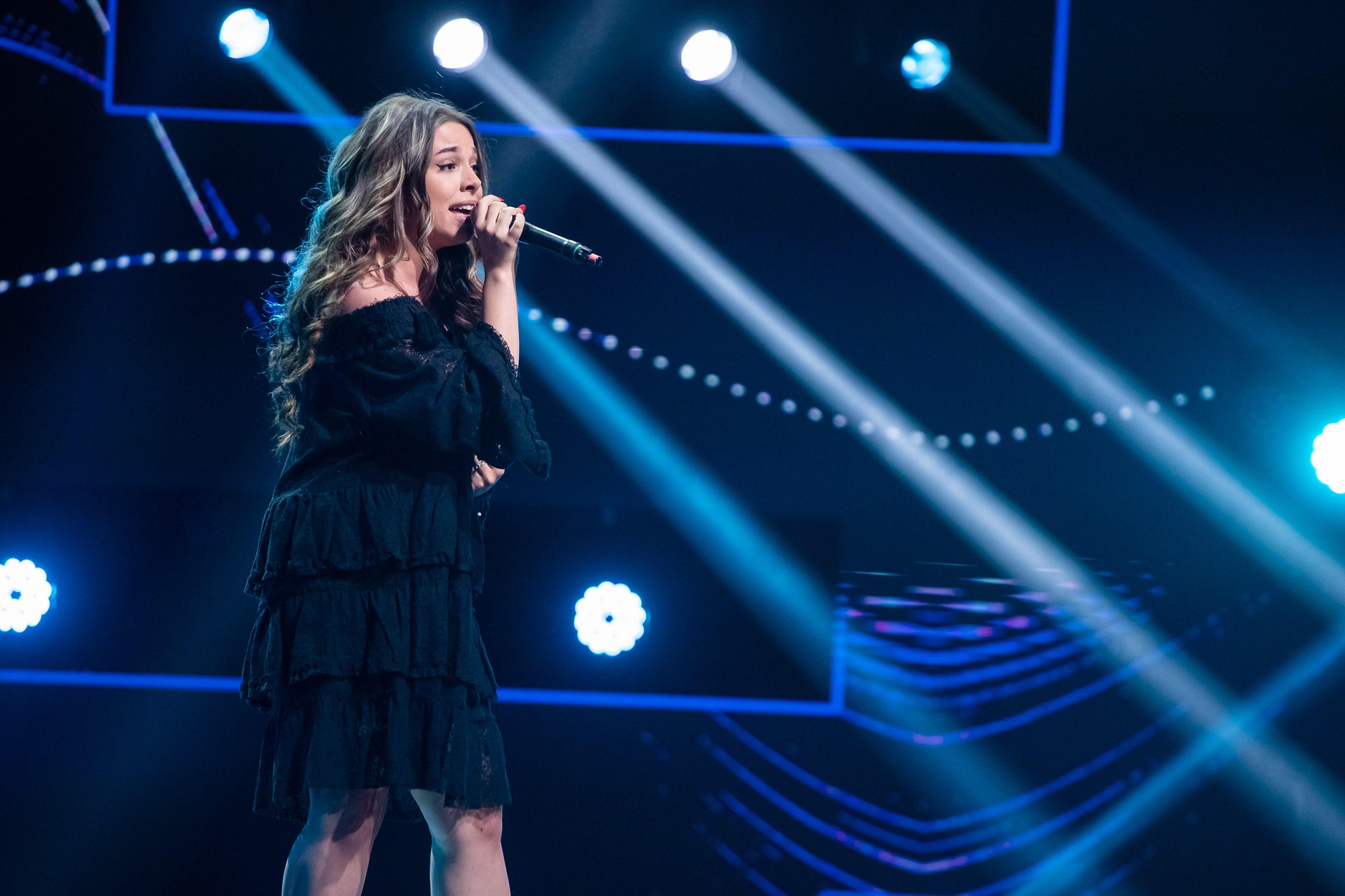 Alexandra Serenada Sîrghi, pe scena X Factor, unde a obtinut patru de da in 2020