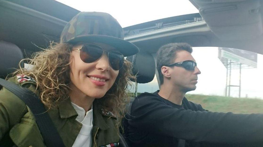 Mircea Badea si iubita sa, Carmen Bruma, selfie in masina