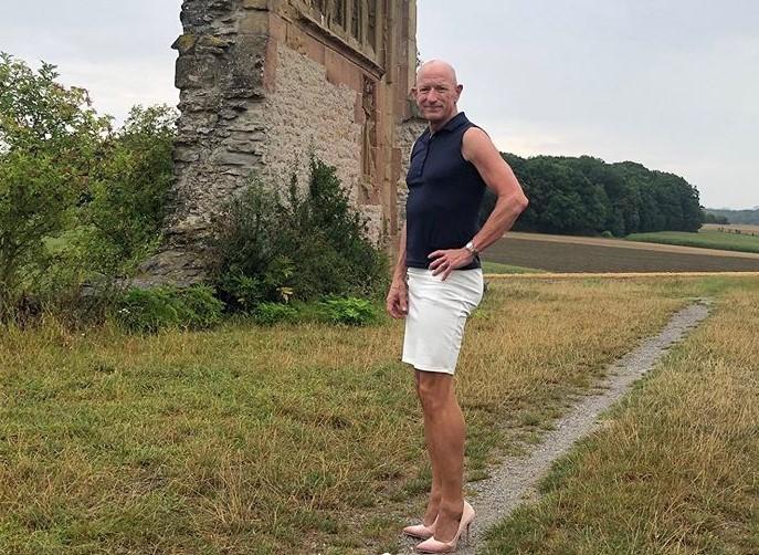 Bărbatul de 61 de ani, căsătorit și cu trei copii, care poartă fustă și tocuri. Ce spune soția lui