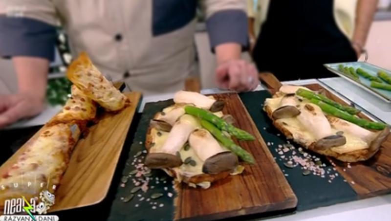 Felii de pâine toast tartinate cu brânză și castane coapte, servite cu ciuperci și sparanghel
