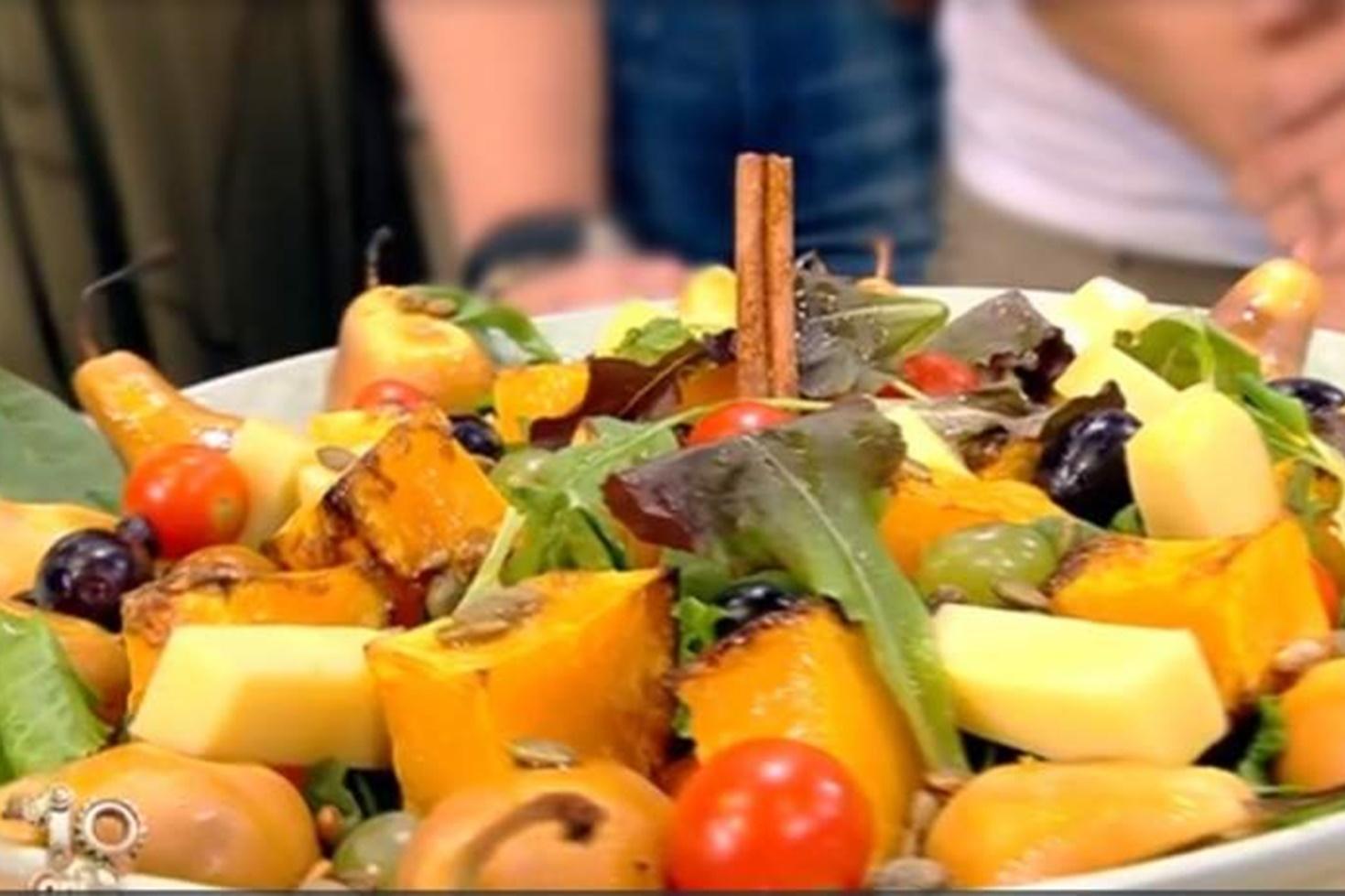 Salată de toamnă cu fructe, legume și brânzeturi