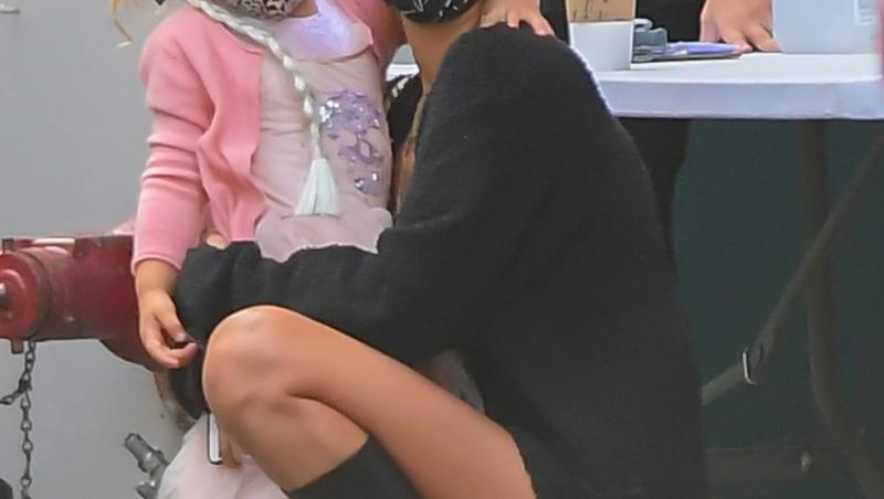 Irina Shayk o duce pe fiica sa, Lea, la școală, într-o ținută sexy