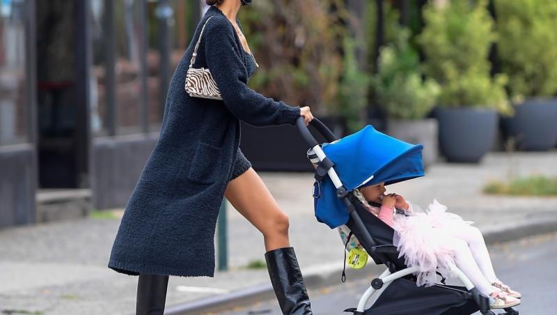 Irina Shayk, sexy pe străzile din Manhattan, își duce fiica la școală