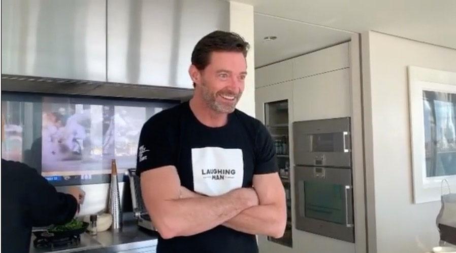 Primele imagini apărute după ce soția a ținut să precizeze că nu e gay. Hugh Jackman, fără haine pentru fani și fane 