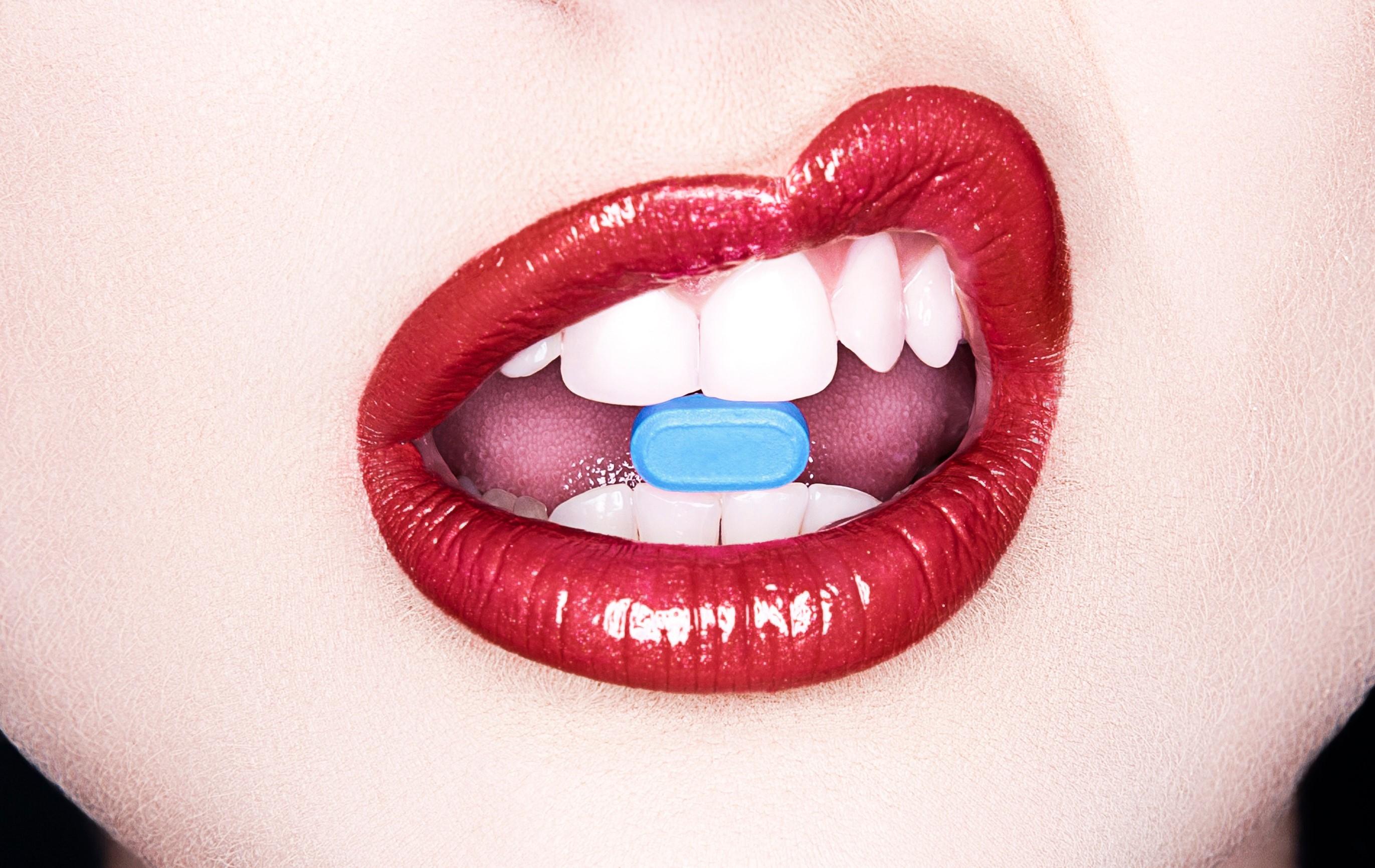 Ce se poate &icirc;nt&acirc;mpla &icirc;n corpul unei femei dacă ia Viagra. Ce efecte neașteptate are pastila asupra doamnelor și domnișoarelor