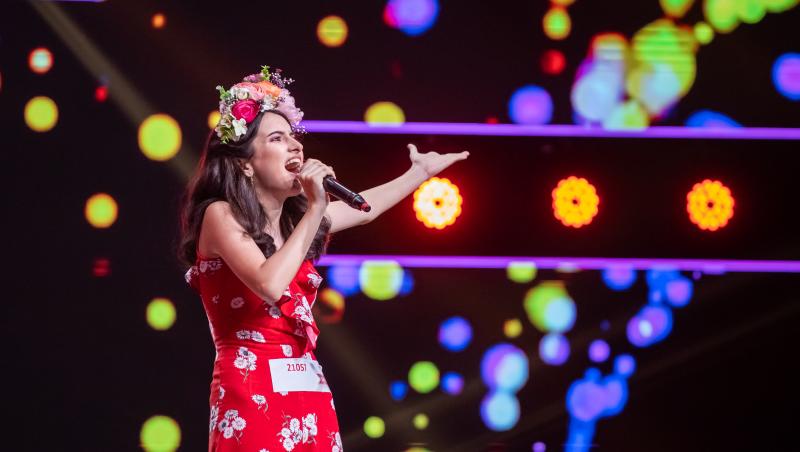 Dominique Simionescu, „fata cu flori în cap”, a făcut senzație în sezonul 9 „X Factor”