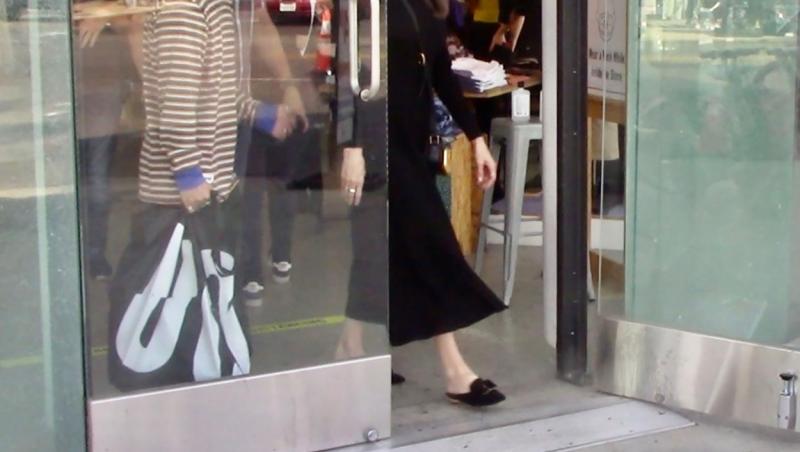 Angelina Jolie, fotografiata in timp ce se afla la cumparaturi
