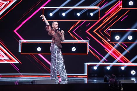 Kalon Rae, apariție spectaculoasă pe scena X Factor. El a fost vocea a doua pentru mari artiști ai lumii