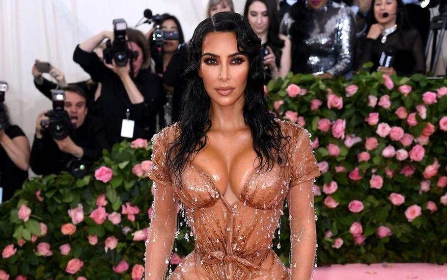 kim ardashian intr-o rochie de sirena pe covorul rosu de la Met Gala