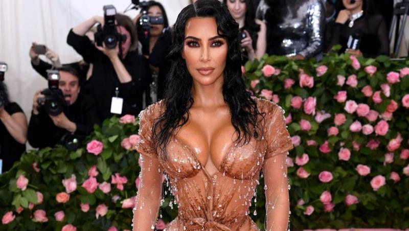 Kim Kardashian își sfidează vârsta și publică imagini mai sexy ca oricând