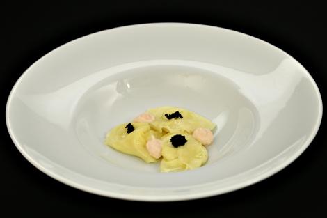 Ravioli buratta cu urdă dulce și cremă de creveți cu caviar de hering