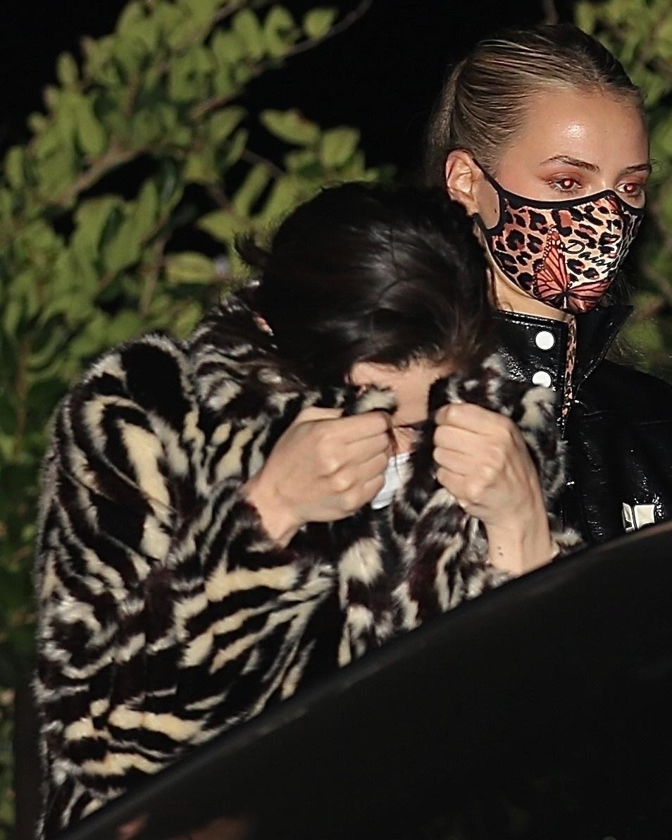 Selena Gomez, camuflată în spatele unui palton cu inserții animal print
