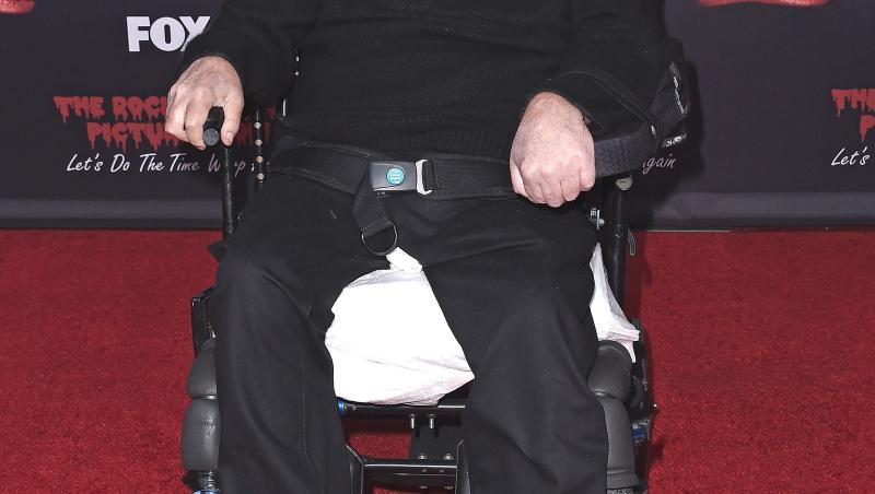 Tim Curry in scaunul cu rotile