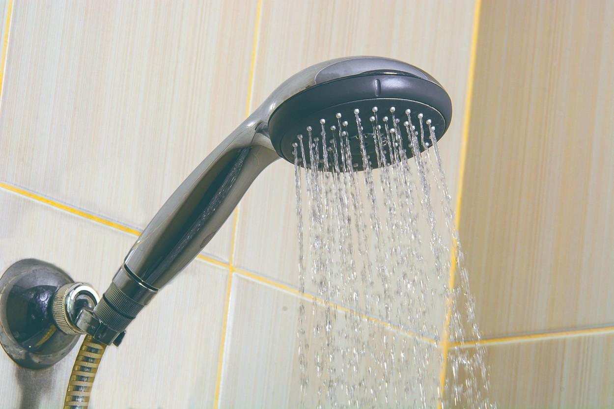 Cât de murdar e capul de la duș și de ce ar trebui să-l speli cu bicarbonat de sodiu
