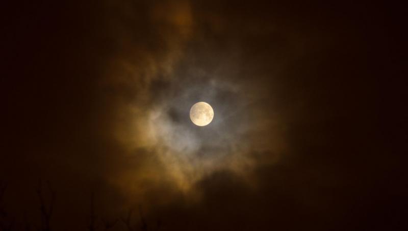 Luna Plină Albastră din 31 octombrie 2020 afectează zodiile din horoscop (sursa foto: Profimedia)