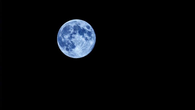 Luna Plină Albastră din 31 octombrie 2020 afectează zodiile din horoscop (sursa foto: Profimedia)