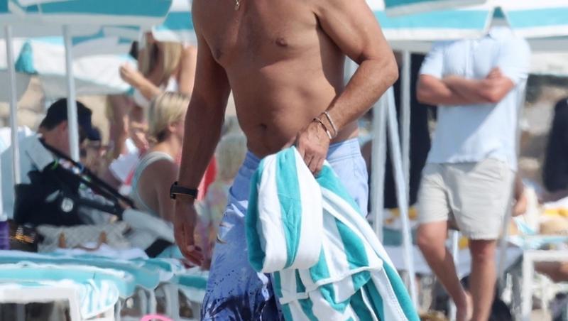 Josh Holloway, actorul din Lost, se bucură de o zi la plajă, la bustul gol