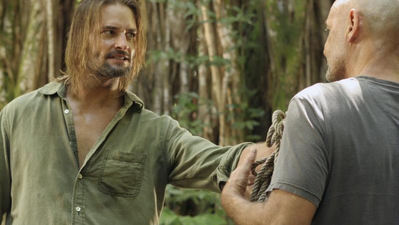 Josh Holloway în rolul personajului James Sawyer, în serialul ''Lost''