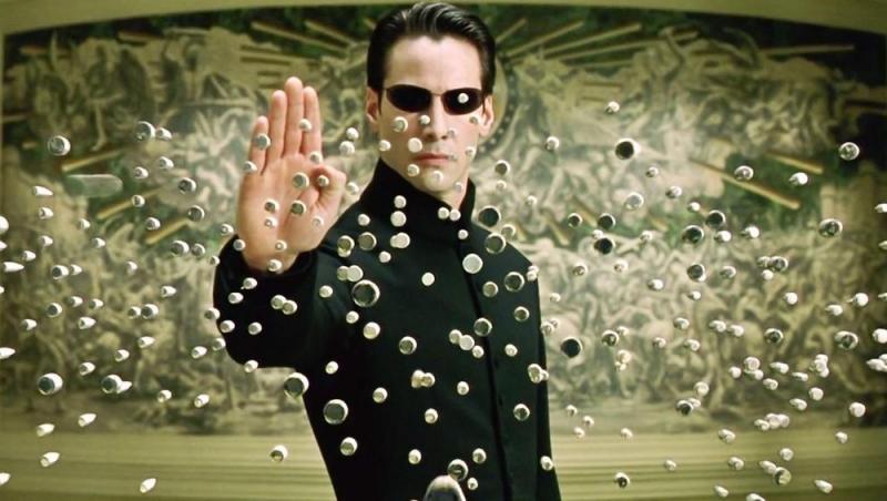 Keanu Reeves, într-o scenă din trilogia "Matrix"