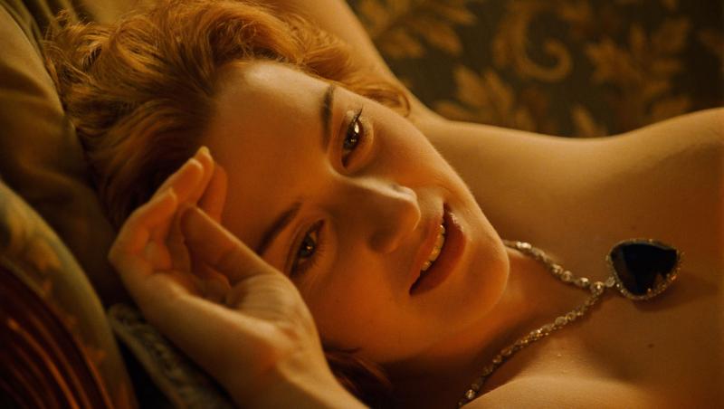 Rose (Kate Winslet), complet dezbrăcată, în scena din Titanic în care Jack îi realizează portretul