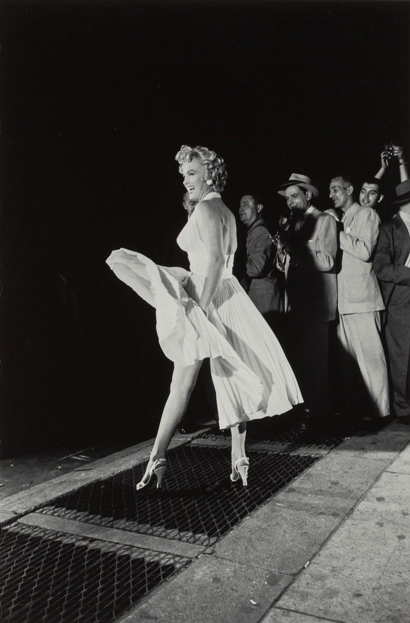 Marilyn Monroe, în scena celebră în care își ține cu mâinile rochia albă