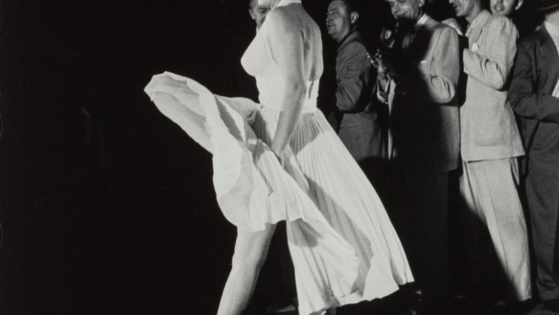 Marilyn Monroe, în ''The Seven Year Icht'', în scena celebră în care își ține cu mâinile rochia albă
