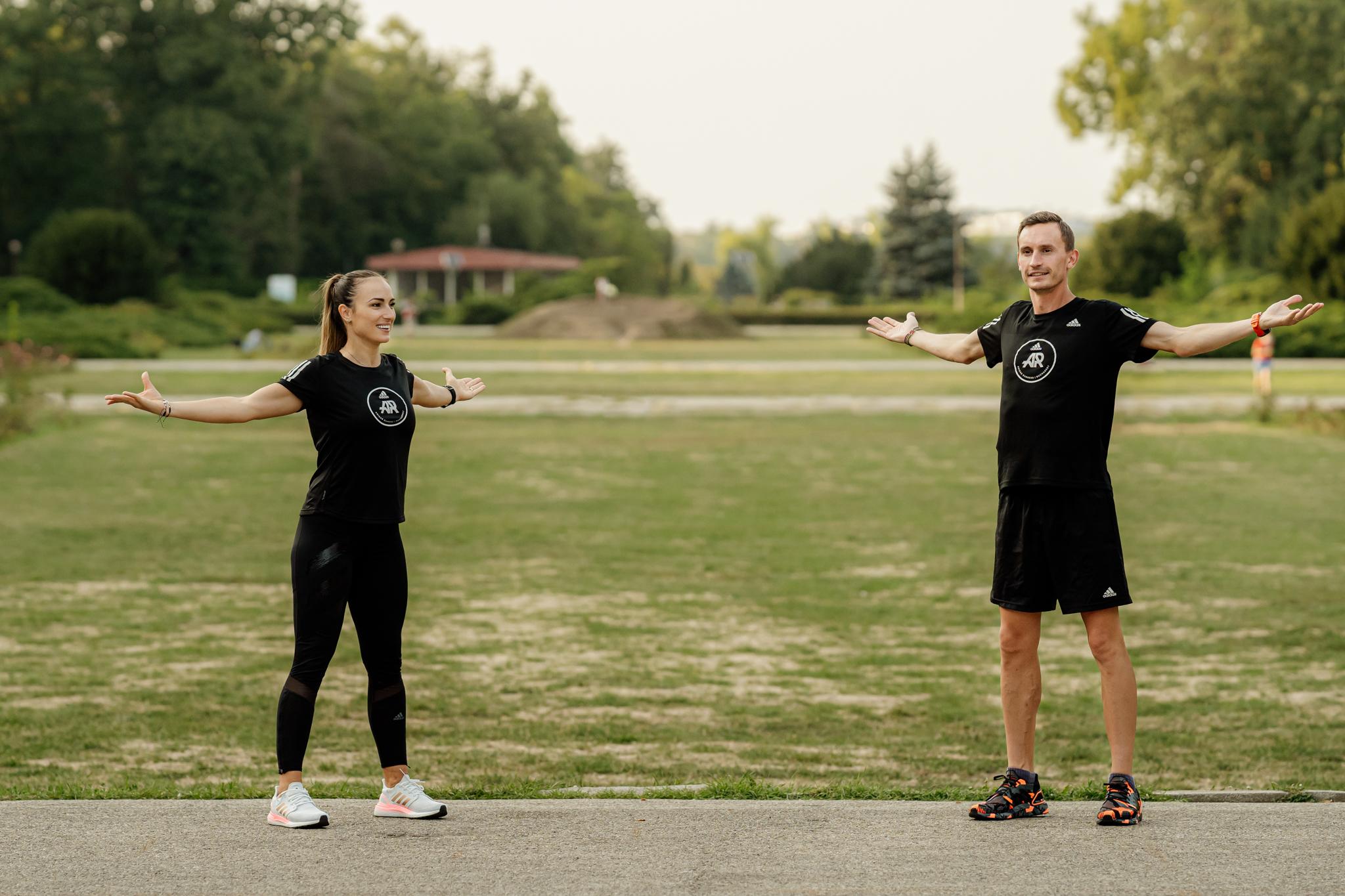 alex corneschi si anca bucur facand sport in parc