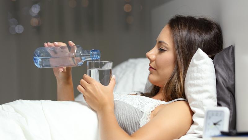 Ce se întâmplă dacă bem multa apă înainte de culcare. Ce consecințe are acest lucru asupra organismului