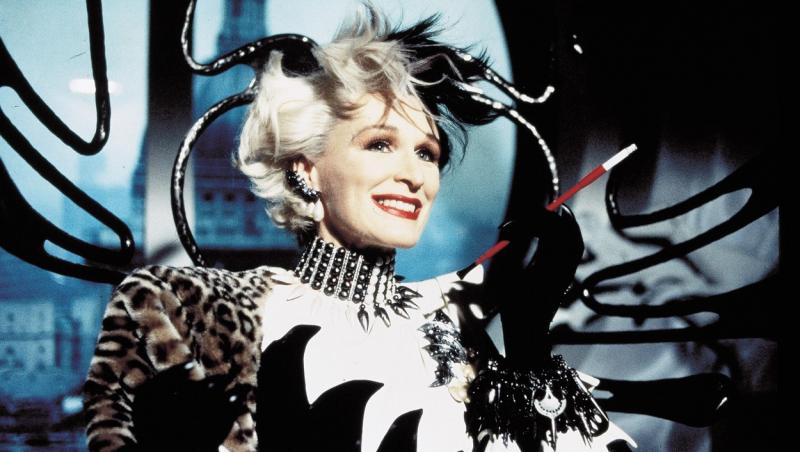 Glenn Close interpretând personajul Cruella De Vil în filmul ''101 Dalmațieni'', în 1996