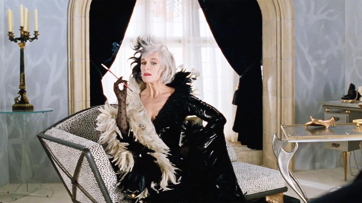 Glenn Close interpretând personajul Cruella De Vil în filmul ''101 Dalmațieni'', în 1996