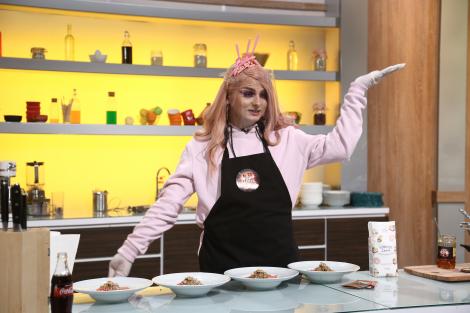 Dennis Mărtiscă, o divă roz care a făcut senzație la „Chefi la cuțtie”! Ce rețetă specială a pregătit
