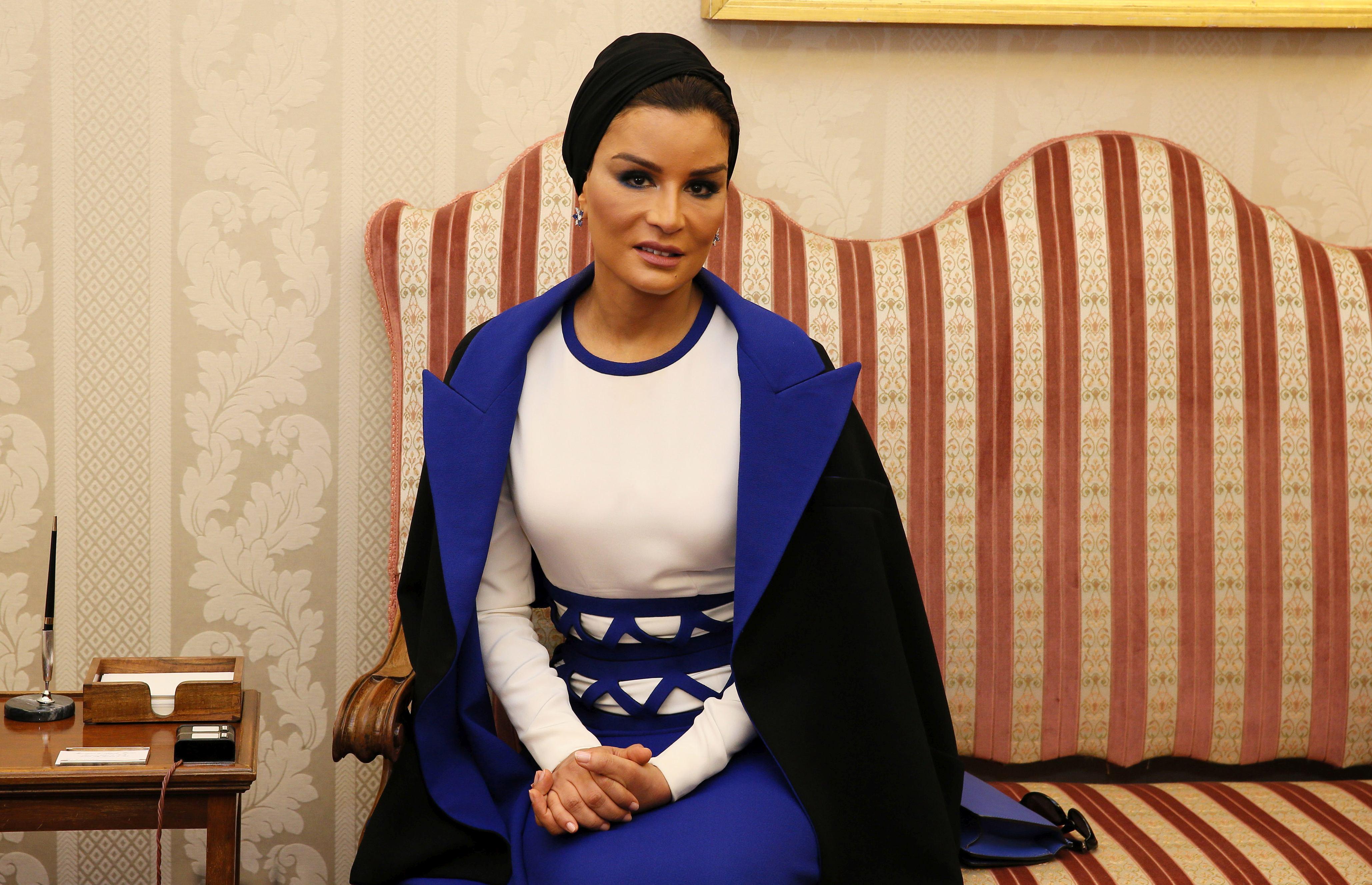 Sheikha Mozah este a doua soție a emirului Hamad bin Khalifa Al Thani si o femeie foarte activa in politica