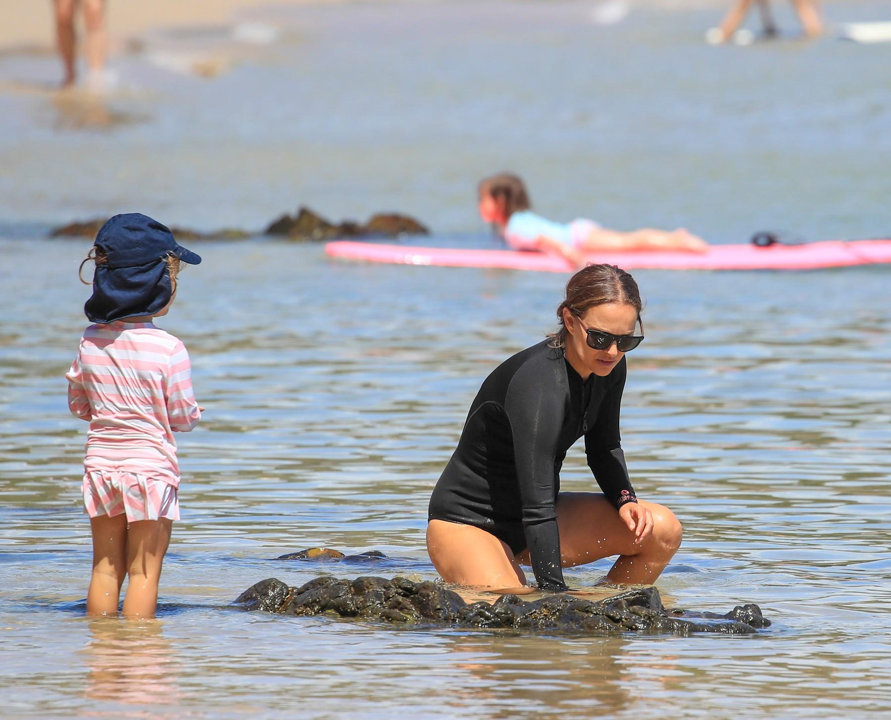natalie portman se joaca in apa si nisip cu fiul ei la plaja