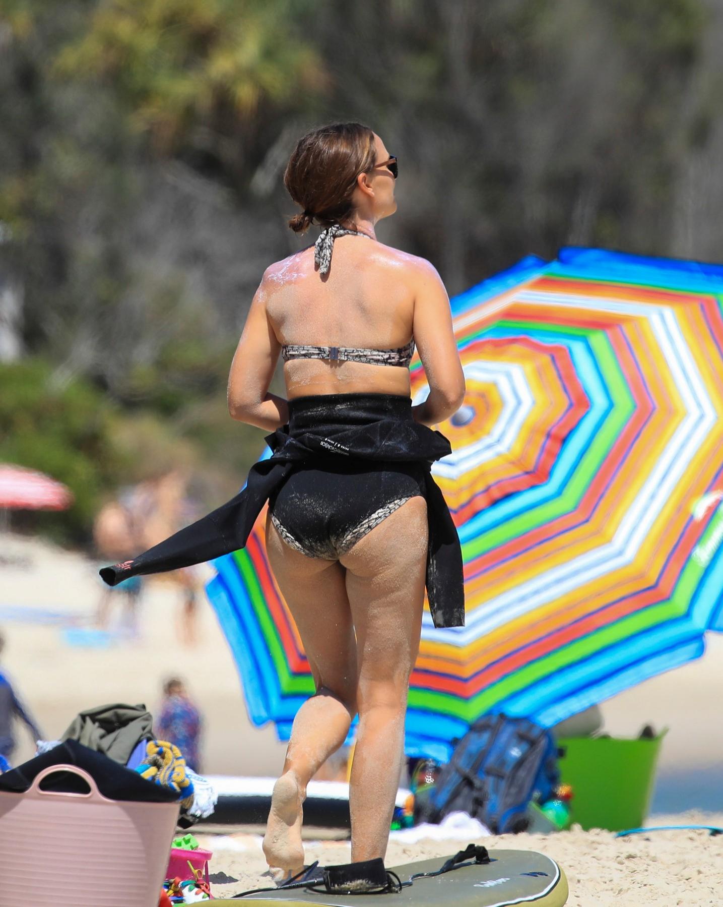 natalie portman cu spatele in costum de baie la plaja