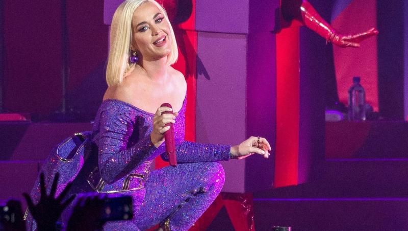Katy Perry, îmbrăcată în costumație de scenă, în concert la Chicago