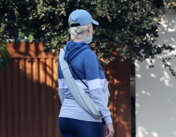 Katy Perry, îmbrăcată sport, suprinsă pe stradă de fotografi