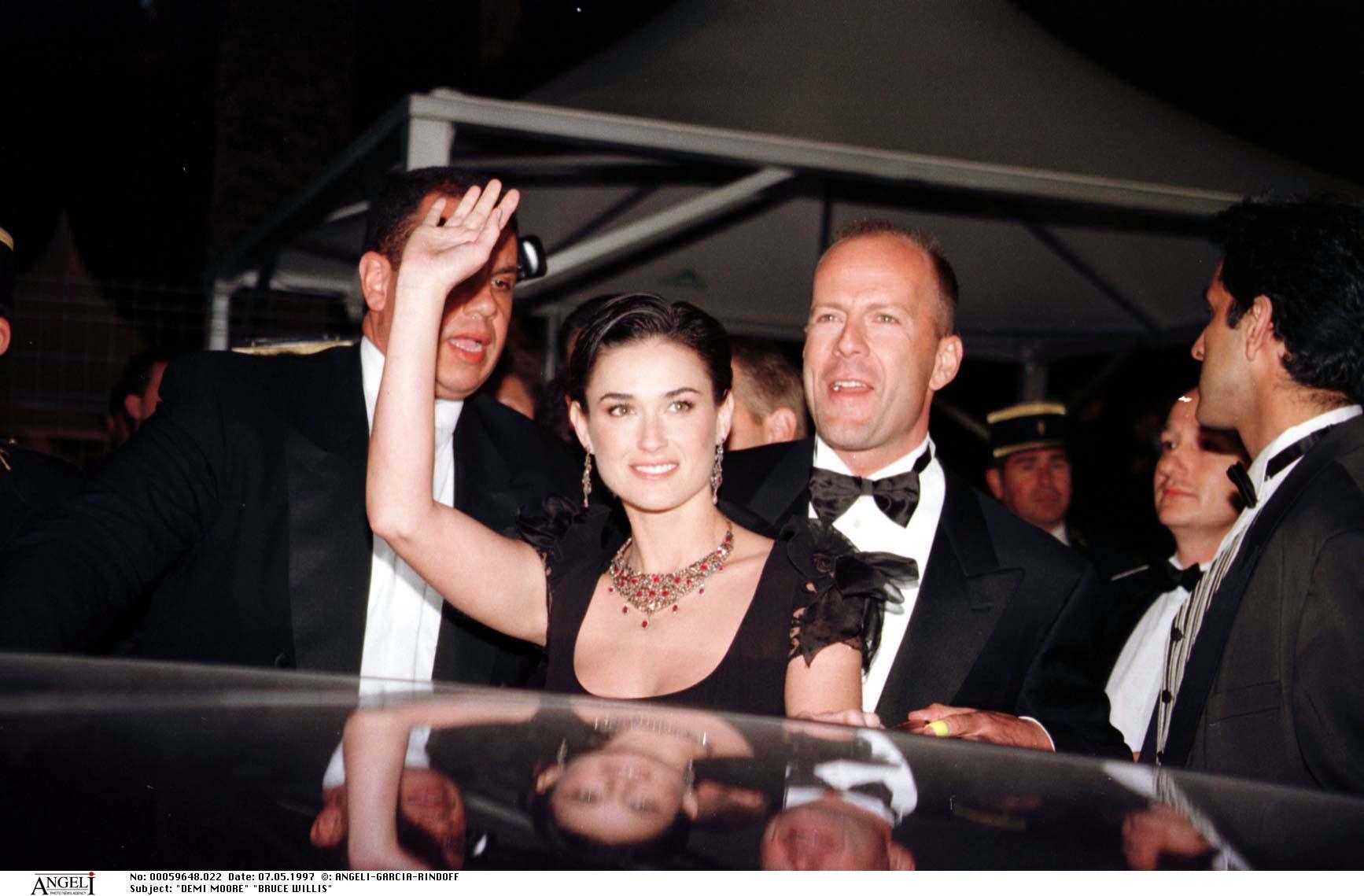 Demi Moore însoțită de Bruce Willis la Festivalul Internațional de Film de la Cannes, în 1997