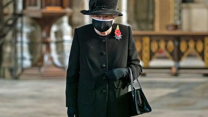 Regina Elisabeta purtând o ținută sobră și o mască de protecție neagră la evenimentul organizat de Ziua Comemorării