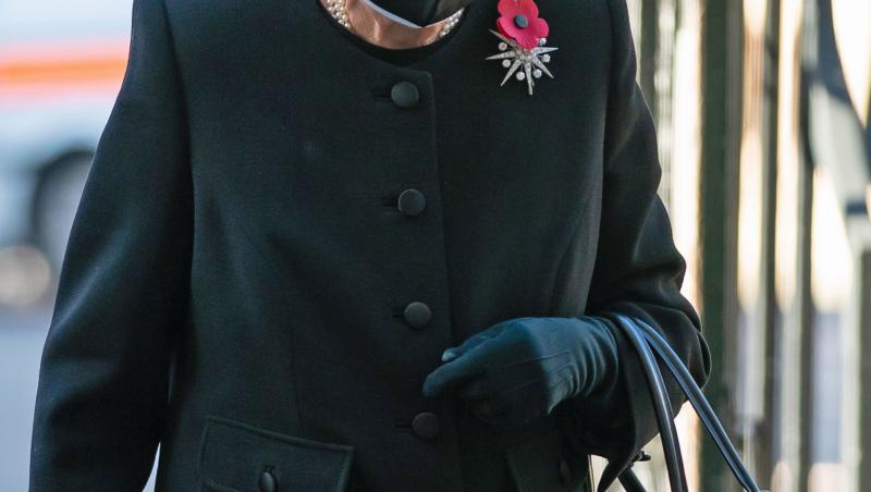 Regina Elisabeta purtând o ținută sobră și o mască de protecție neagră la evenimentul organizat de Ziua Comemorării