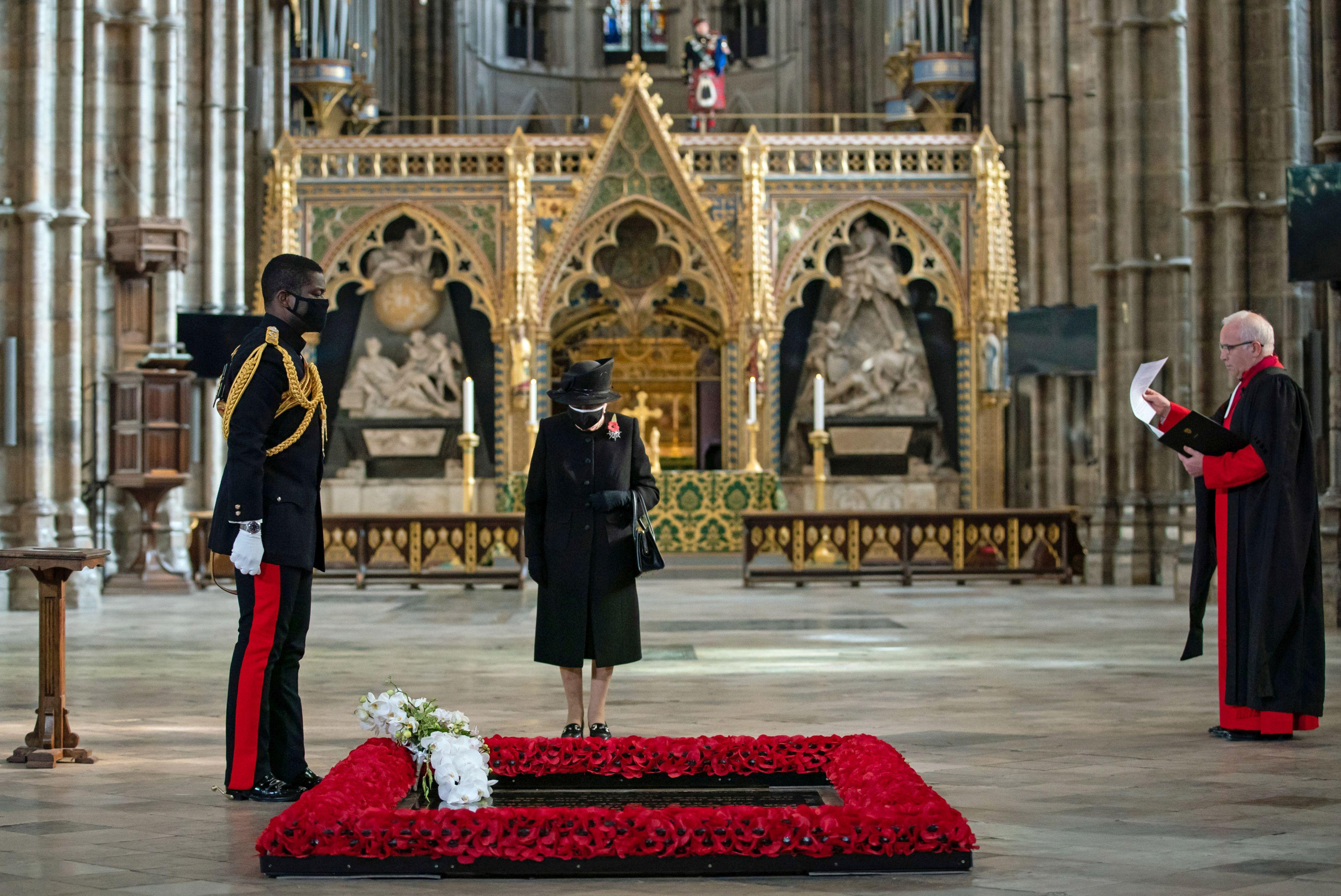 Regina Elisabeta, participând la evenimentul de comemorare a soldaților uciși în Primul Război Mondial. Regina Angliei a optat pentru o ținută sobră și o mască de protecție asortată