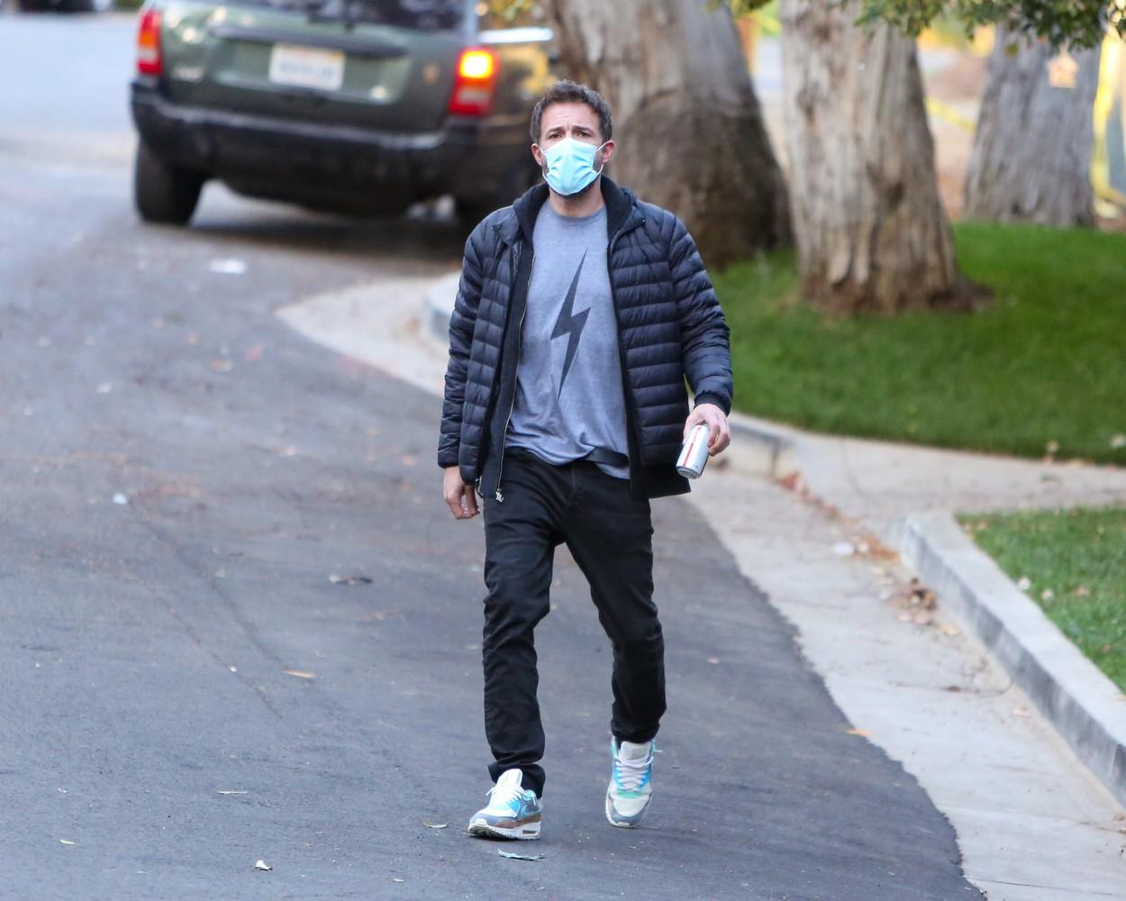 Ben Affleck, surpirins sâmbătă dimineața, făcând o plimbare prin Los Angeles. Actorul poartă geacă neagră, tricou gri și mască de protecție