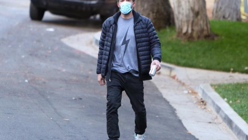 Ben Affleck, surpirins sâmbătă dimineața, făcând o plimbare prin Los Angeles. Actorul poartă geacă neagră, tricou gri și mască de protecție