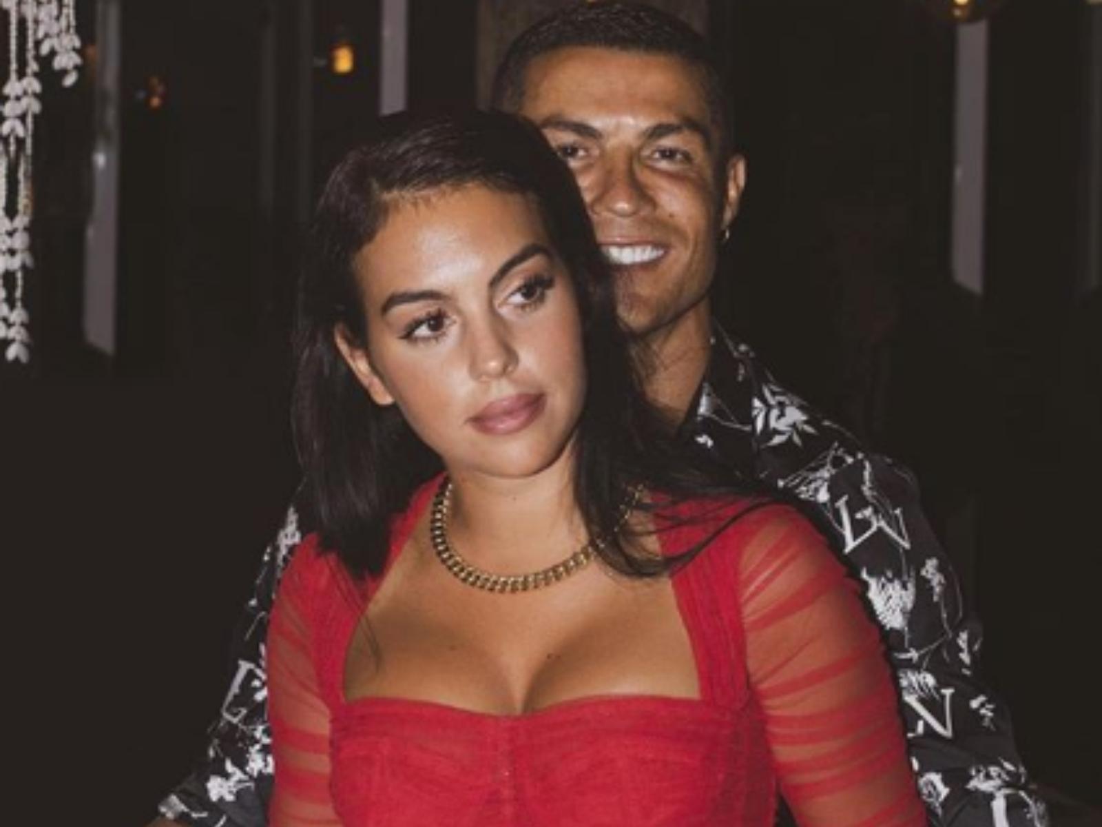 Georgiana Rodriguez, alături Cristiano Ronaldo. Frumoasa iubită a fotbalistului poartă o rochie roșie, cu un decolteu generos
