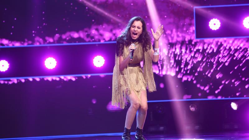 În cea de-a unsprezecea ediţie al sezonul 9 "X Factor", Ilinca Dinu a cântat piesa "Am I The One".