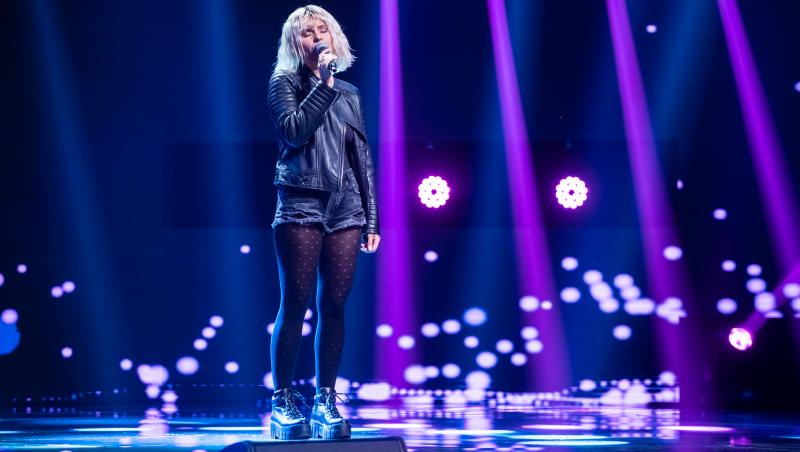 În cea de-a unsprezecea ediţie al sezonul 9 "X Factor", Cristina Vasiu cântat piesa "Oameni".