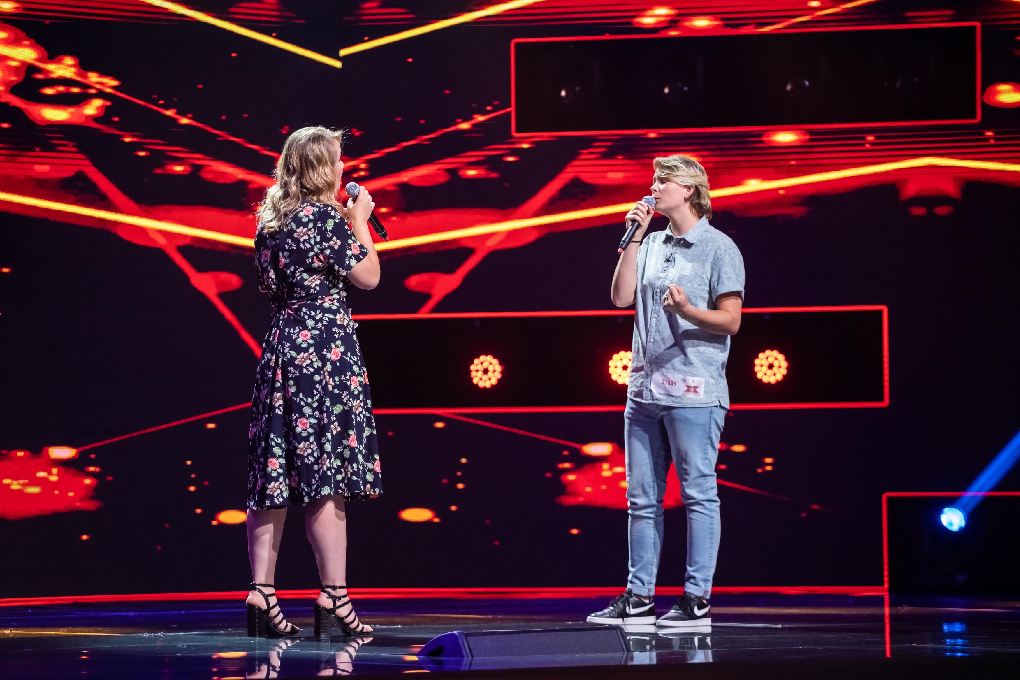 În cea de-a unsprezecea ediţie al sezonul 9 "X Factor", Diana și Ioana Conta au cântat piesa "Lovely".